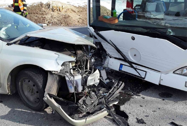 Ve Žďáře nad Sázavou se střetl osobní vůz s autobusem