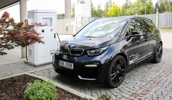 Češi vyvinuli unikátní rychlonabíječky pro elektromobily