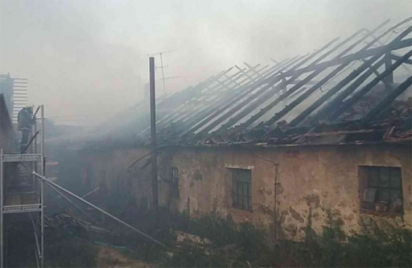 V Jabloňově na Žďársku shořela střecha rodinného domu