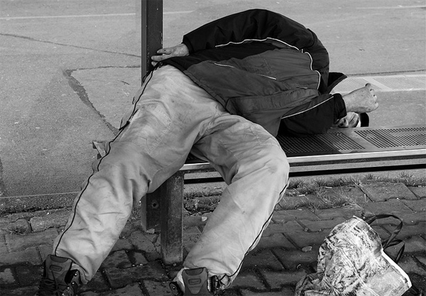 Na ulici ležel opilý muž