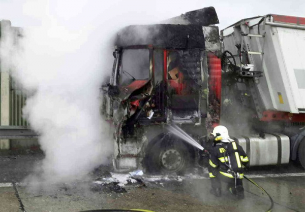 Požár nákladního vozidla uzavřel v pondělí ráno provoz na dálnici D1