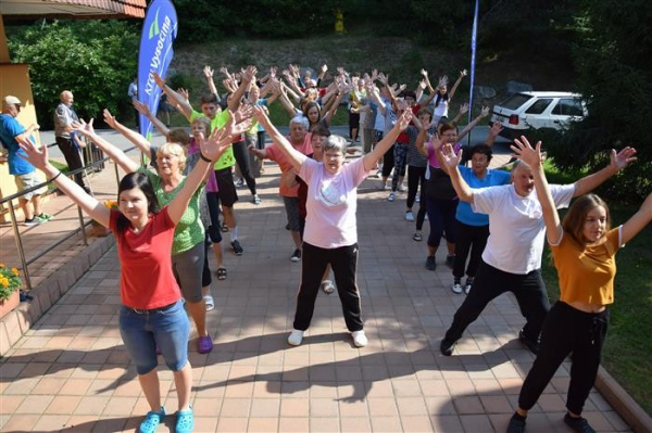 Účastníci letního tábora pro seniory na Vysočině nacvičují na spartakiádu