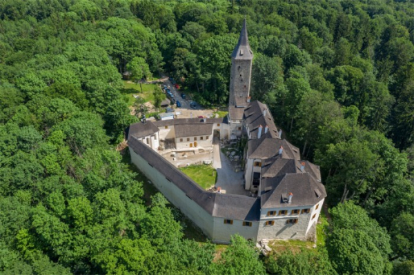 Blíží se konec turistické sezony na hradech Roštejn a Kámen. Otevřeno bude ještě poslední říjnové dny