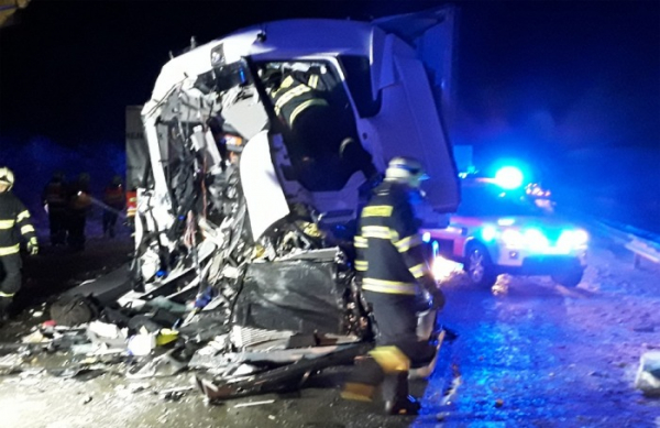 Ke zranění jednoho řidiče došlo při střetu dvou kamionů na dálnici ve směru na Brno