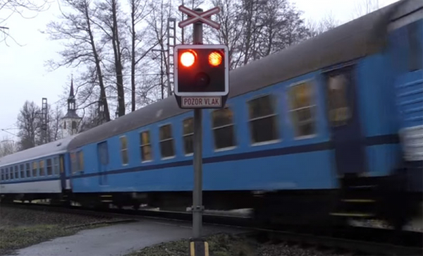 Na Jihlavsku se srazil vlak s osobním vozidlem