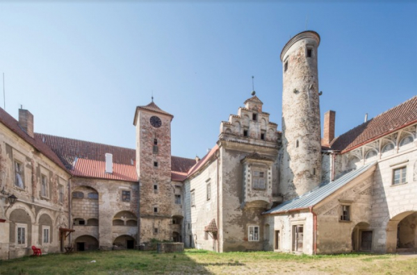Návštěvníkům se zpřístupní ojedinělý renesanční zámek pevnostního typu. Začala rekonstrukce Červené Řečice  na Pelhřimovsku
