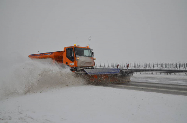 Na zimní údržbu dálnicích a silnicích I. třídy má ŘSD připraveno dvě stovky sypačů a 600 řidičů