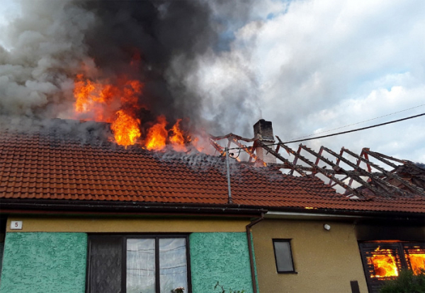 Pět jednotek hasičů zasahovalo u požáru rodinného domu v Josefově