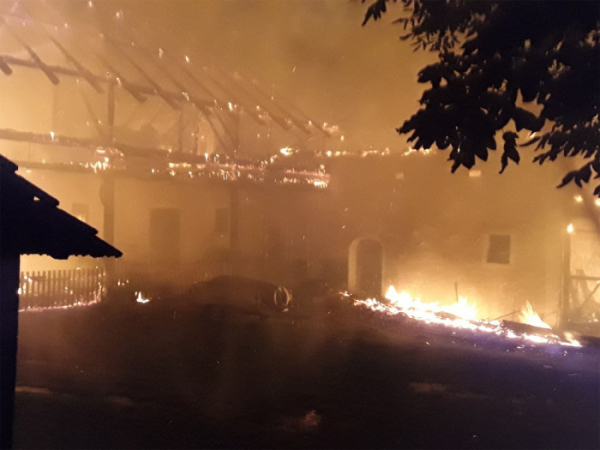 Devět jednotek hasičů bojovalo s rozsáhlým požárem rodinného domu v obci Albrechtice