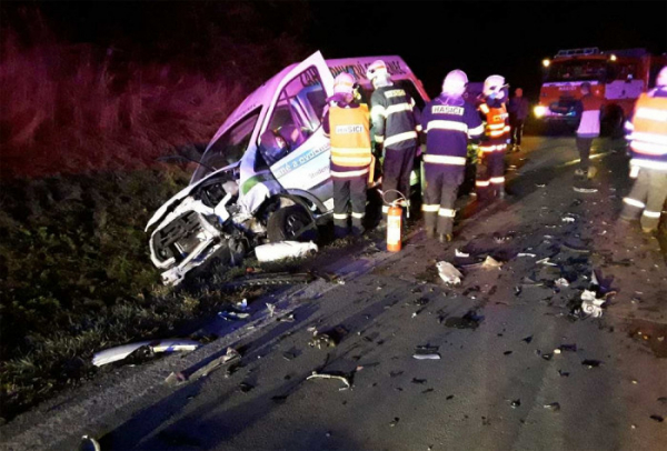 Na Žďársku se střetla dvě osobní vozidla a dodávka, dvě osoby se zranily