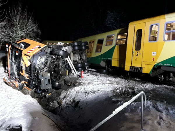 V Rožné na Žďársku se střetl nákladní vůz s vlakem, tři lidé se zranili