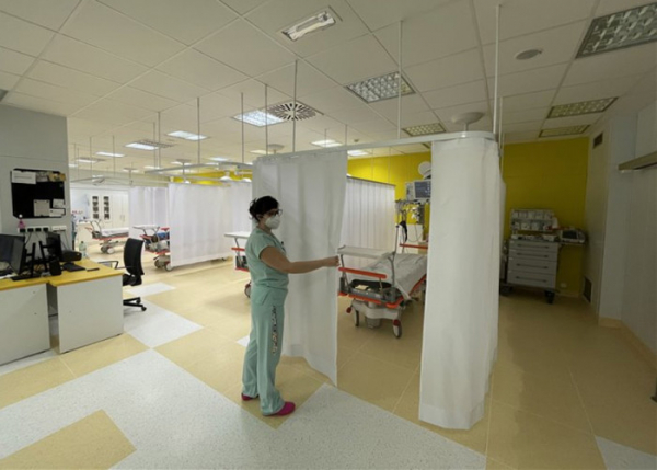 Díky novým zástěnám na urgentním příjmu jihlavské nemocnice mají pacienti potřebné soukromí
