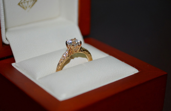 Jak vybrat zásnubní prsten? Poradíme vám, jak postupovat krok za krokem