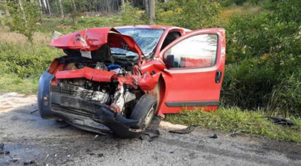 Na Jihlavsku poblíž Janovic se čelně střetla dvě osobní vozidla, nehoda si vyžádala dvě zranění