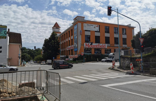 V Pelhřimově procházejí semafory na křižovatce ulic Nádražní, K jezu a Pod náspem rekonstrukcí