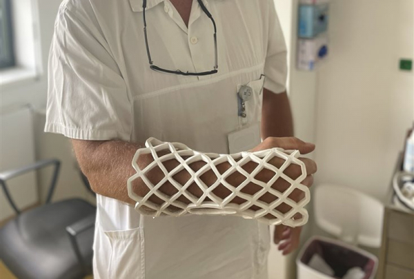 Chirurgové v jihlavské nemocnici nabízejí speciální síťovanou sádru na koupání