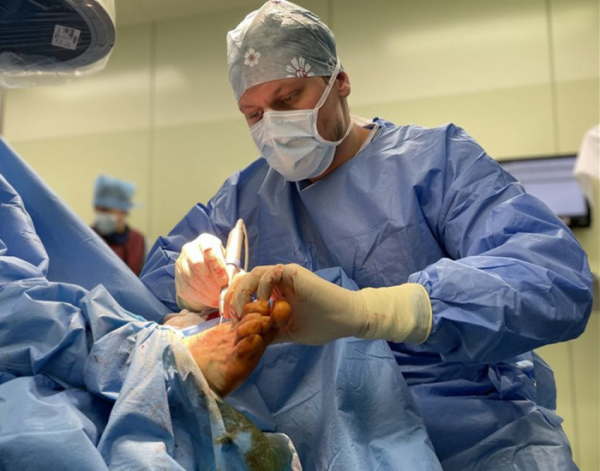 Unikátní operaci vbočených palců provádí nově ortopedi v Jihlavě