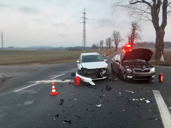 U Nového Města na Moravě došlo ke střetu dvou osobních vozidel, jedna osoba se zranila