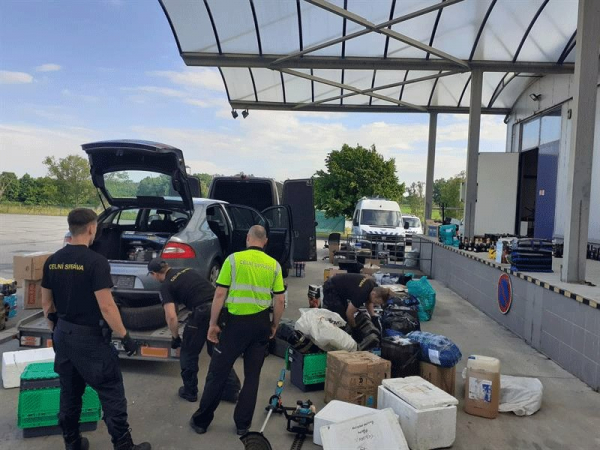 Celníci z Vysočiny zastavili na D1 vozidlo, které nelegálně převáželo lihoviny z Dánska do Rumunska