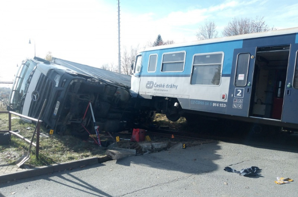 V Pelhřimově na železničním přejezdu došlo ke střetu osobního vlaku s náklaďákem
