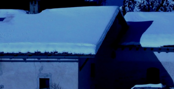 Opilý muž kopal ze střechy po lidech sníh
